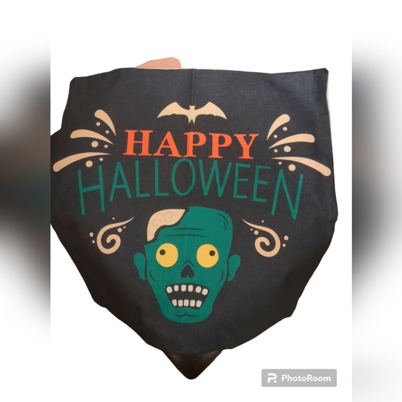 Set of 4 Halloween Decorative  Pillow Cases/ Covers  19"x19" Different Designs - Picture 4 of 4